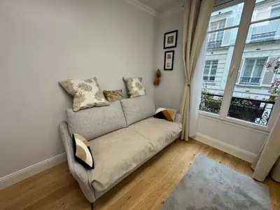 Coin salon dans l'établissement Au coeur du marché Poncelet et à 2 pas de l'Arc de Triomphe - appartement 6 personnes et 1 bébé, sdb, 2 WC