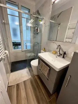 Salle de bains dans l'établissement Au coeur du marché Poncelet et à 2 pas de l'Arc de Triomphe - appartement 6 personnes et 1 bébé, sdb, 2 WC