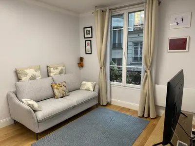 Télévision ou salle de divertissement dans l'établissement Au coeur du marché Poncelet et à 2 pas de l'Arc de Triomphe - appartement 6 personnes et 1 bébé, sdb, 2 WC