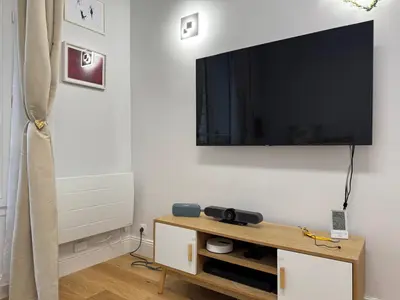 Télévision ou salle de divertissement dans l'établissement Au coeur du marché Poncelet et à 2 pas de l'Arc de Triomphe - appartement 6 personnes et 1 bébé, sdb, 2 WC