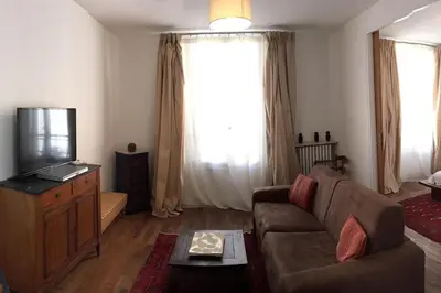 Télévision ou salle de divertissement dans l'établissement Charmant Appt 2/4 pers Quartier Père Lachaise
