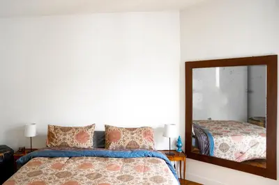 Un ou plusieurs lits dans un hébergement de l'établissement Chaleureux appartement parisien
