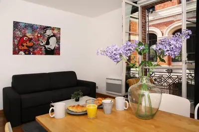 Coin salon dans l'établissement 106- Appartement lumineux face jardins des Plantes - FLAT-GUEST