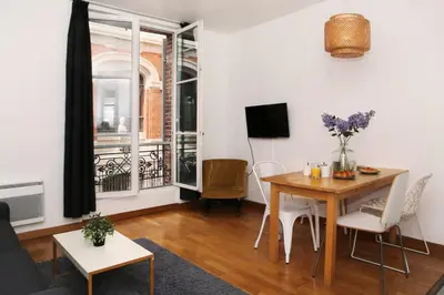 Télévision ou salle de divertissement dans l'établissement 106- Appartement lumineux face jardins des Plantes - FLAT-GUEST