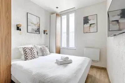 Un ou plusieurs lits dans un hébergement de l'établissement Appartement de Charme 2BR Canal Saint Martin