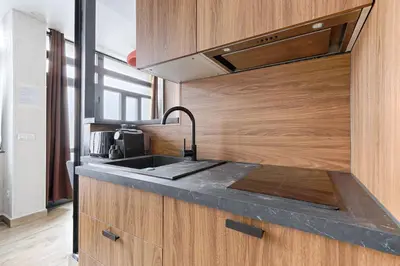 Cuisine ou kitchenette dans l'établissement Appartement de Charme 2BR Canal Saint Martin