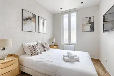 Un ou plusieurs lits dans un hébergement de l'établissement Appartement de Charme 2BR Canal Saint Martin
