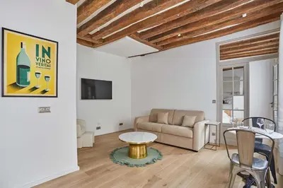 Télévision ou salle de divertissement dans l'établissement Eiffel Tower Apartment/Invalide by Studioprestige
