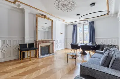 Coin salon dans l'établissement Sublime Apartment Montaigne Arc de Triomphe by Studioprestige