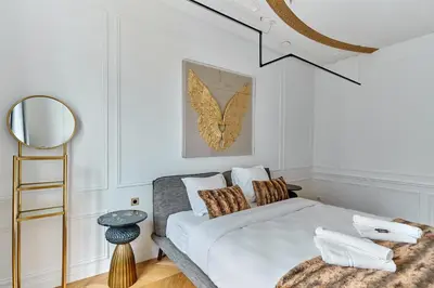Un ou plusieurs lits dans un hébergement de l'établissement Sublime Apartment Montaigne Arc de Triomphe by Studioprestige