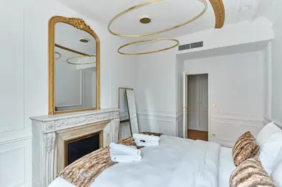 Un ou plusieurs lits dans un hébergement de l'établissement Sublime Apartment Montaigne Arc de Triomphe by Studioprestige