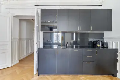 Cuisine ou kitchenette dans l'établissement Sublime Apartment Montaigne Arc de Triomphe by Studioprestige