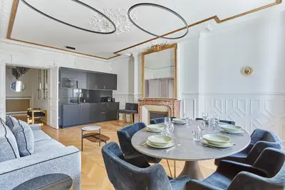 Cuisine ou kitchenette dans l'établissement Sublime Apartment Montaigne Arc de Triomphe by Studioprestige