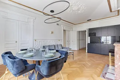 Cuisine ou kitchenette dans l'établissement Sublime Apartment Montaigne Arc de Triomphe by Studioprestige