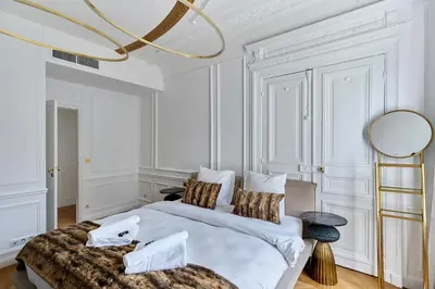 Un ou plusieurs lits dans un hébergement de l'établissement Sublime Apartment Montaigne Arc de Triomphe by Studioprestige