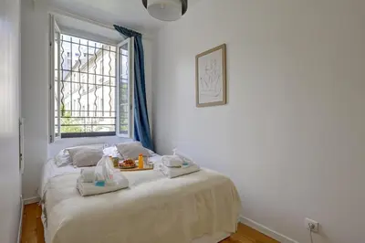 Un ou plusieurs lits dans un hébergement de l'établissement 387 Suite Sourire - Superbe Appartement à Paris