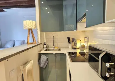 Cuisine ou kitchenette dans l'établissement Chez Maëlle - Tour Eiffel Cosy Flat