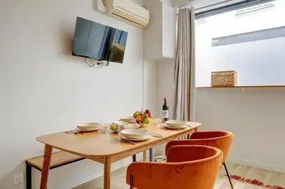 Télévision ou salle de divertissement dans l'établissement 385 Suite Princesse - Superbe Appartement à Paris