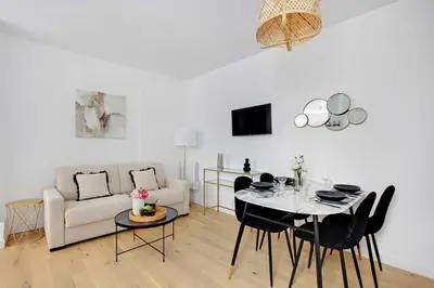 Télévision ou salle de divertissement dans l'établissement Suberb apartment - 1BR-4P - Sacré Coeur