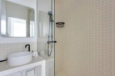Salle de bains dans l'établissement Suberb apartment - 1BR-4P - Sacré Coeur