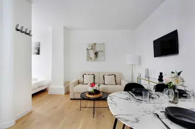 Télévision ou salle de divertissement dans l'établissement Suberb apartment - 1BR-4P - Sacré Coeur