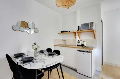 Cuisine ou kitchenette dans l'établissement Suberb apartment - 1BR-4P - Sacré Coeur