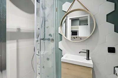 Salle de bains dans l'établissement 503 Suite Pergolèse - Charmant Studio in Paris