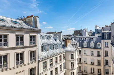Vue générale sur Paris ou vue de la ville depuis l'appartement