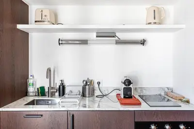 Cuisine ou kitchenette dans l'établissement GuestReady - Modern comfort near Palais Garnier