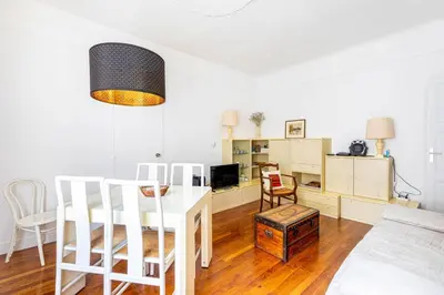 Télévision ou salle de divertissement dans l'établissement GuestReady - Charmant appartement dans le 16ème