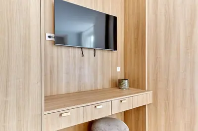 Télévision ou salle de divertissement dans l'établissement Sublime 3 bedrooms Apartment Center of Paris by Studio Prestige