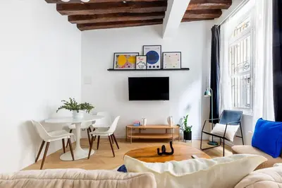 Télévision ou salle de divertissement dans l'établissement Typical Parisian Apart#Quatier Latin#Notre Dame#