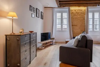 Télévision ou salle de divertissement dans l'établissement Paris Center Greneta residence