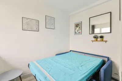 Un ou plusieurs lits dans un hébergement de l'établissement Studio w/view on Paris roof 2min to Metro Charonne
