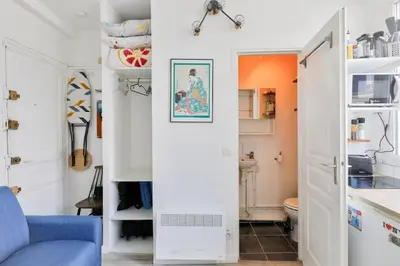 Cuisine ou kitchenette dans l'établissement Studio w/view on Paris roof 2min to Metro Charonne