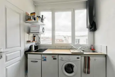 Cuisine ou kitchenette dans l'établissement Studio w/view on Paris roof 2min to Metro Charonne
