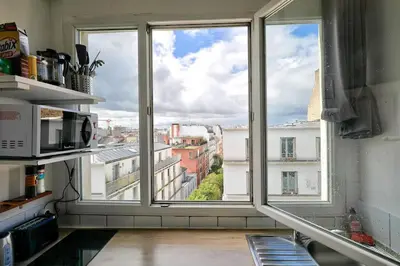 Cuisine ou kitchenette dans l'établissement Studio w/view on Paris roof 2min to Metro Charonne