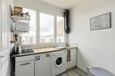 Cuisine ou kitchenette dans l'établissement Studio w/view on Paris roof 2min to Metro Charonne