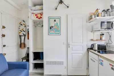 Cuisine ou kitchenette dans l'établissement Studio w/view on Paris roof 2min to Metro Charonne