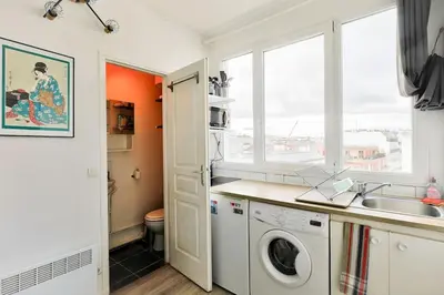 Cuisine ou kitchenette dans l'établissement Studio w/view on Paris roof 2min to Metro Charonne