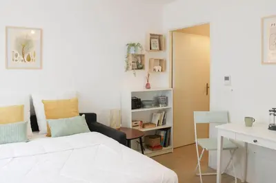 Un ou plusieurs lits dans un hébergement de l'établissement Charming 28 m Love Nest in Vanves