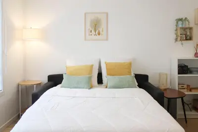 Un ou plusieurs lits dans un hébergement de l'établissement Charming 28 m Love Nest in Vanves