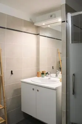 Salle de bains dans l'établissement Charming 28 m Love Nest in Vanves