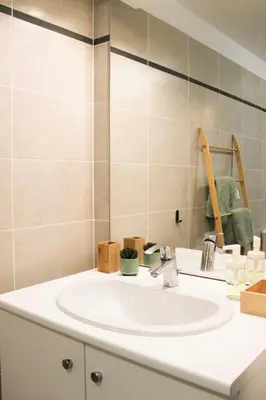 Salle de bains dans l'établissement Charming 28 m Love Nest in Vanves