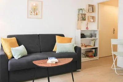 Coin salon dans l'établissement Charming 28 m Love Nest in Vanves