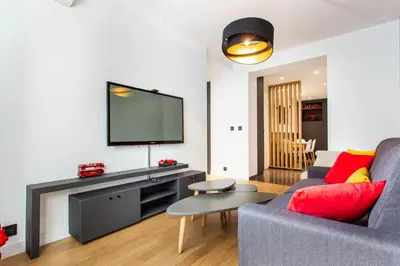 Télévision ou salle de divertissement dans l'établissement Magnificent apartment - 2BR-6P - Republique