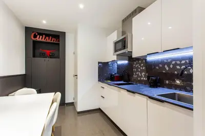 Télévision ou salle de divertissement dans l'établissement Magnificent apartment - 2BR-6P - Republique