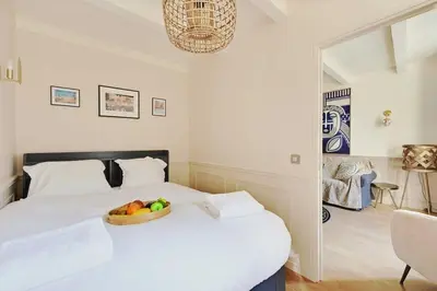 Un ou plusieurs lits dans un hébergement de l'établissement Beautiful apartment 2BR - 4P Republique Temple