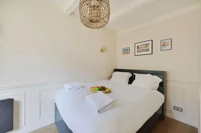 Un ou plusieurs lits dans un hébergement de l'établissement Beautiful apartment 2BR - 4P Republique Temple
