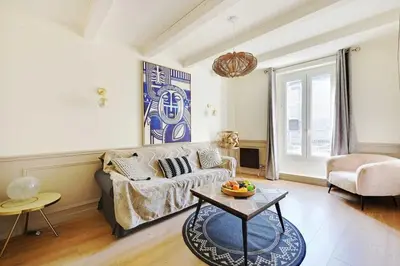 Coin salon dans l'établissement Beautiful apartment 2BR - 4P Republique Temple